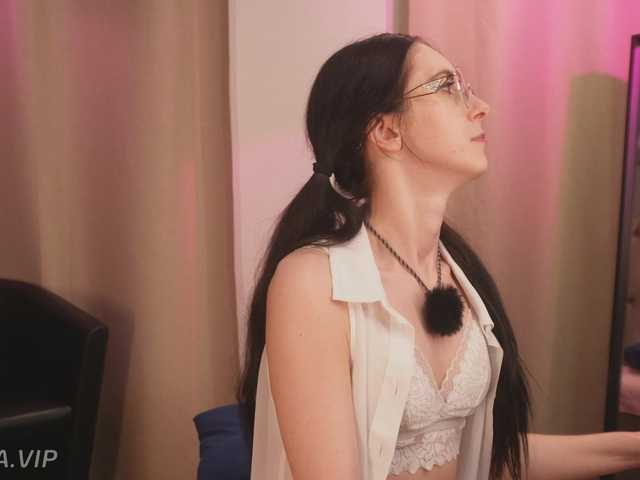 Nikki-Gia's BongaCams show and profile