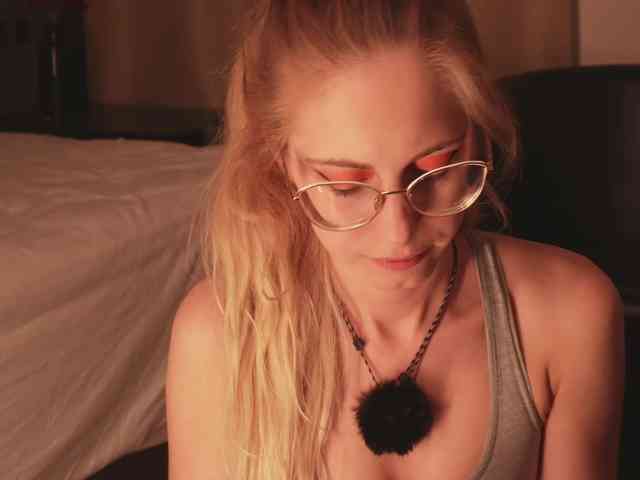 Nikki-Gia webcam