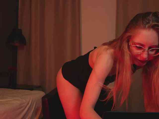 Nikki-Gia webcam