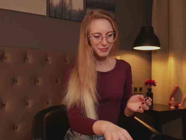 Nikki-Gia webcam