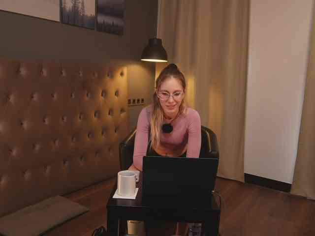 Nikki-Gia webcam