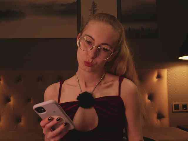 Nikki-Gia webcam