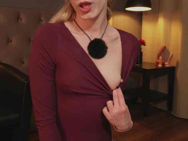 Nikki-Gia webcam