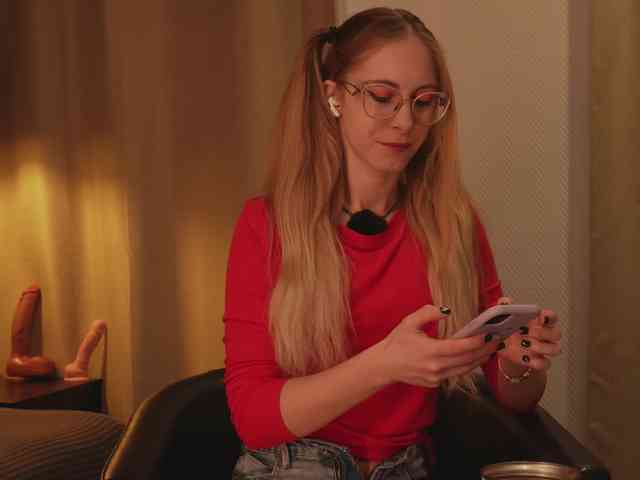 Nikki-Gia webcam