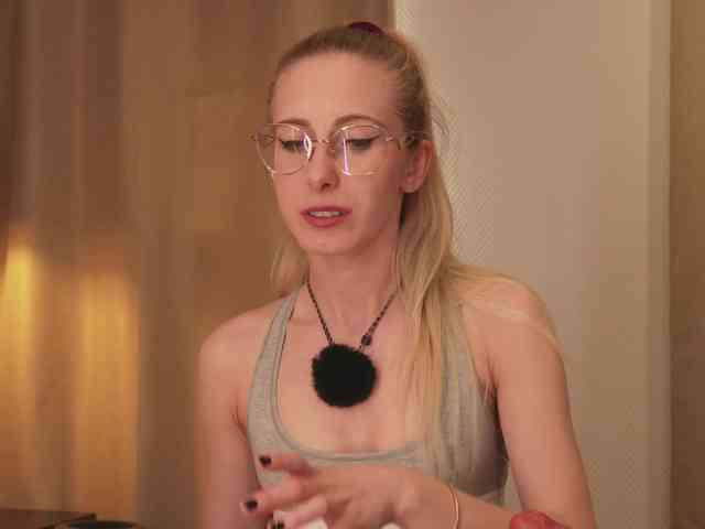Nikki-Gia webcam