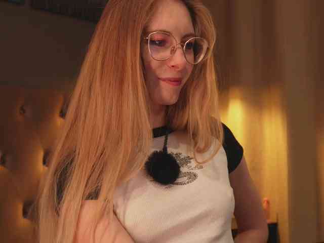 Nikki-Gia webcam