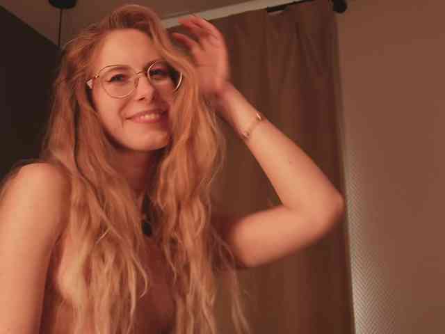 Nikki-Gia webcam