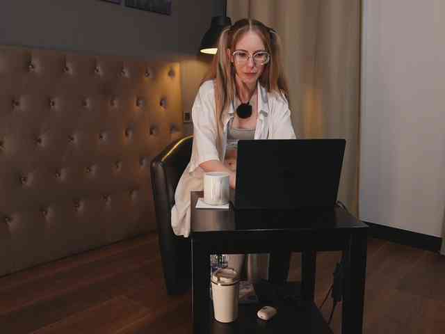 Nikki-Gia webcam