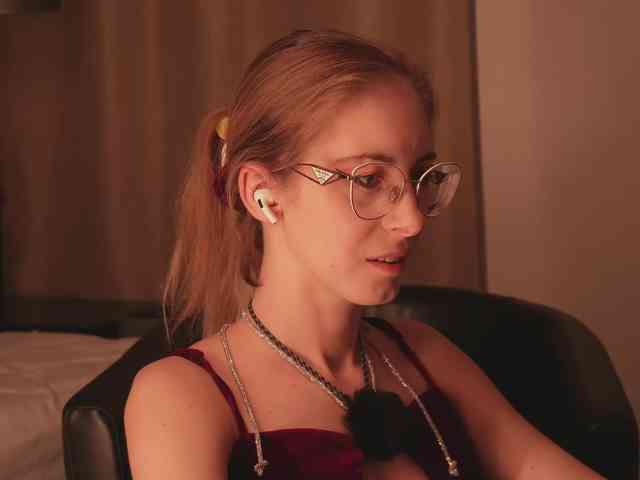 Nikki-Gia webcam