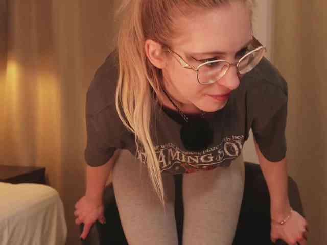 Nikki-Gia webcam