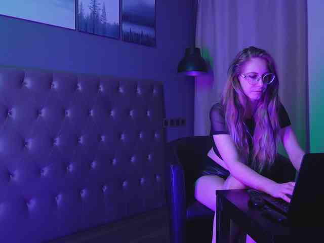 Nikki-Gia webcam
