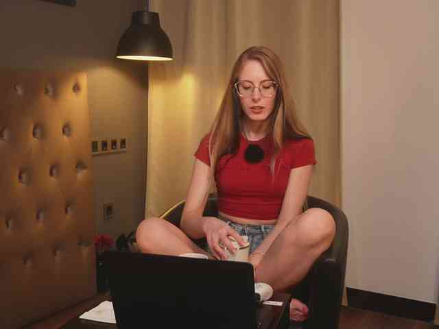 Nikki-Gia webcam