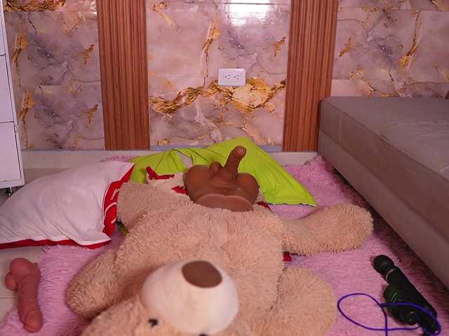 zoeyfox's BongaCams show and profile