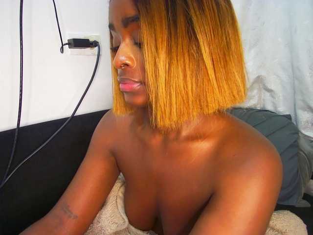 le modèle HannahCox19 est en webcam porno dans un show sur le site bongacams, il possède les tags suivants: Ebony,Redhead,Shaved