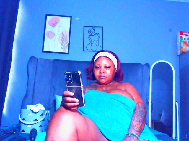 le modèle PearBlu38 est en webcam porno dans un show sur le site bongacams, il possède les tags suivants: Ebony,Brunette,Shaved