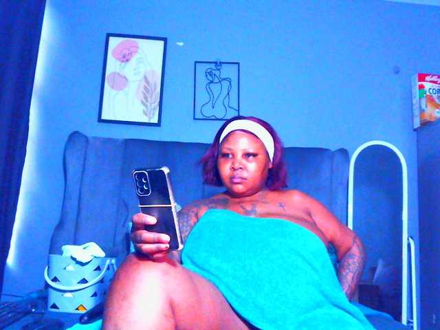 le modèle PearBlu38 est en webcam porno dans un show sur le site bongacams, il possède les tags suivants: Ebony,Brunette,Shaved