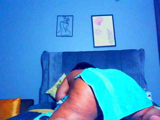 PearBlu38 Live Webcam on BongaCams