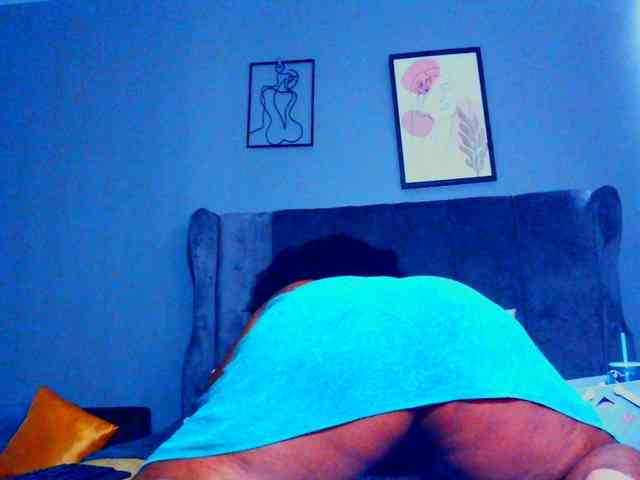 PearBlu38 Live Webcam on BongaCams