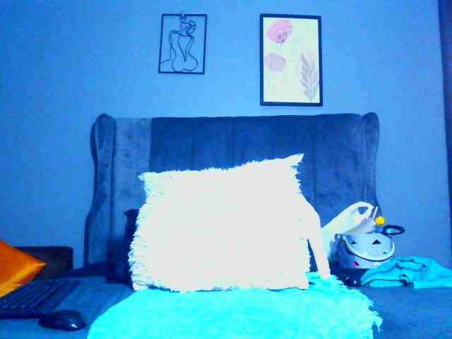 PearBlu38 Live Webcam on BongaCams