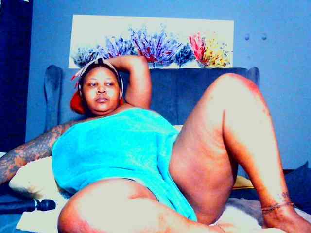PearBlu38 Live Webcam on BongaCams