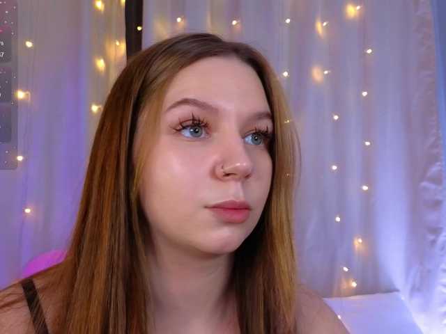 KiraBriis live cam profile