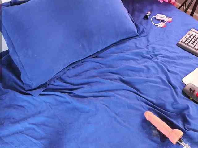 KiraBriis webcam