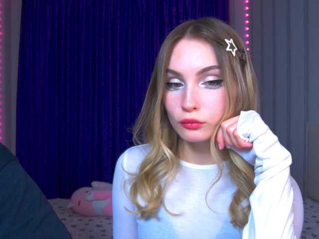 Masturbate to cute model HollyJoys hollyJoys from BongaCams