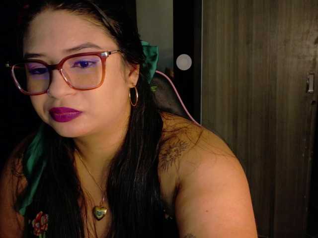 Mollyshake11's BongaCams show and profile