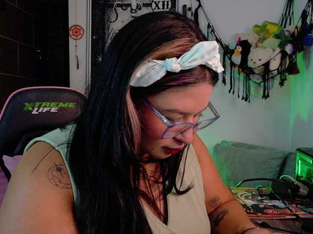 Mollyshake11's BongaCams show and profile