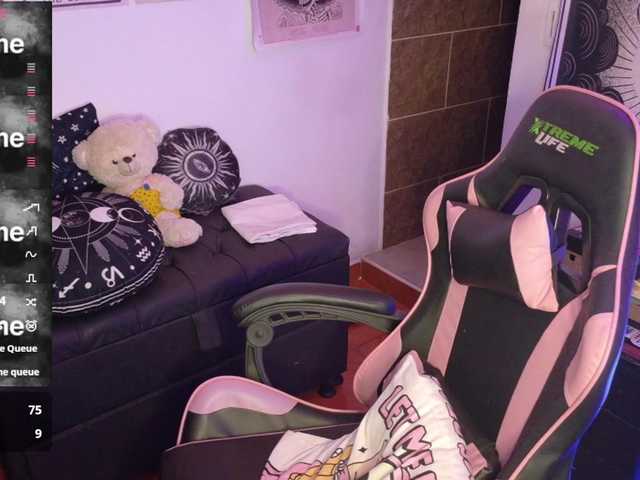 Mollyshake11's BongaCams show and profile