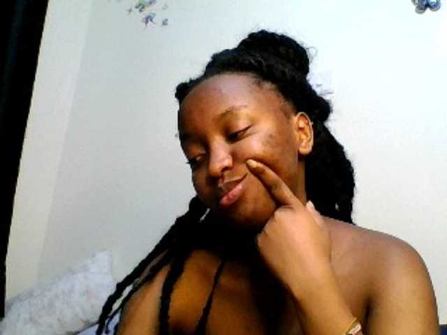 le modèle Lovelysoul est en webcam porno dans un show sur le site bongacams, il possède les tags suivants: Ebony,Redhead,Hairy