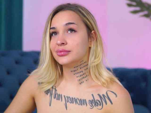 InkedBlondeLust webcam