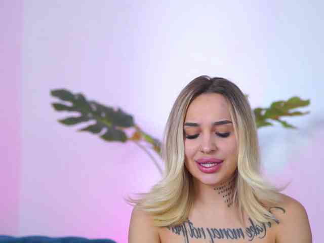 InkedBlondeLust webcam