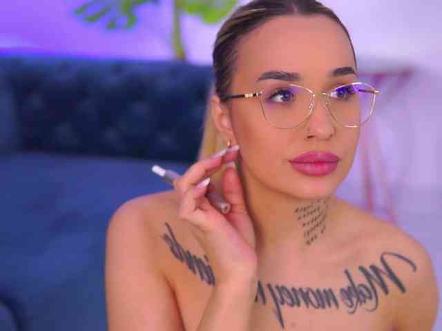 InkedBlondeLust webcam