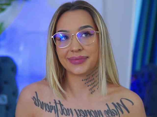 InkedBlondeLust webcam
