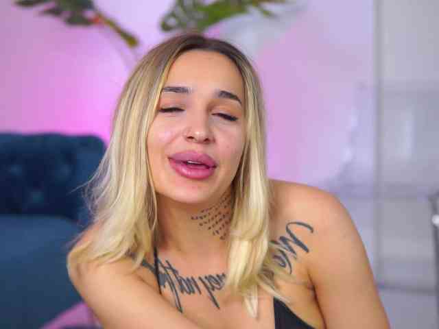 InkedBlondeLust webcam