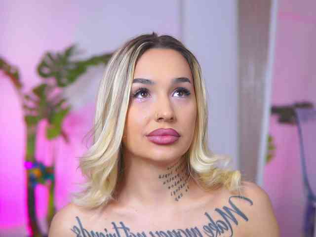 InkedBlondeLust webcam
