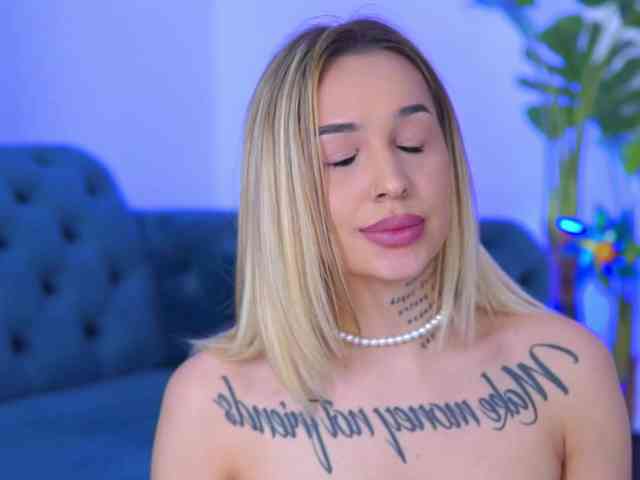 InkedBlondeLust webcam
