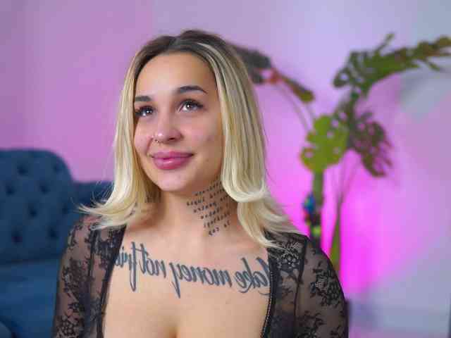 InkedBlondeLust webcam