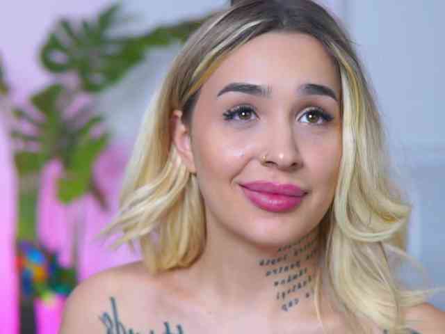 InkedBlondeLust webcam