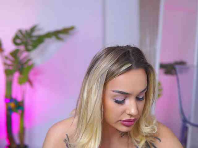 InkedBlondeLust webcam