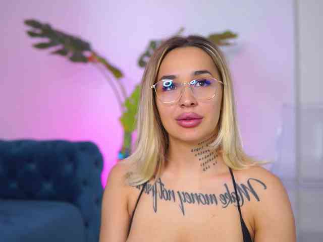 InkedBlondeLust webcam