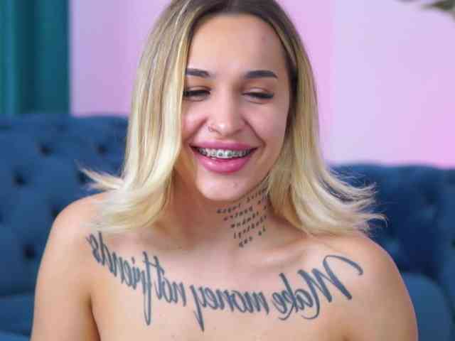 InkedBlondeLust webcam