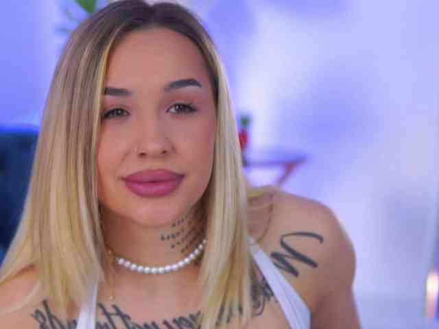 InkedBlondeLust webcam