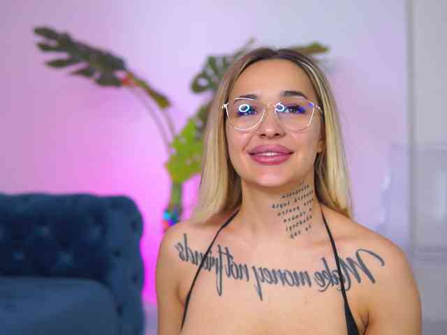 InkedBlondeLust webcam