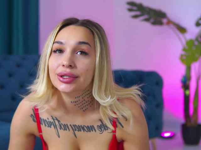 InkedBlondeLust webcam