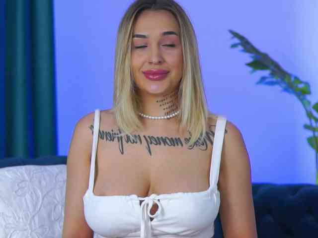 InkedBlondeLust webcam