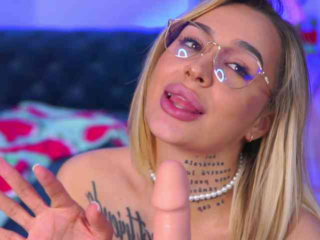 InkedBlondeLust webcam