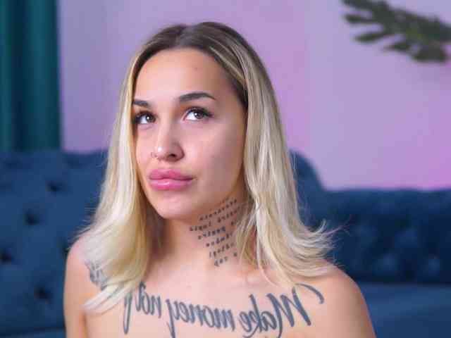 InkedBlondeLust webcam