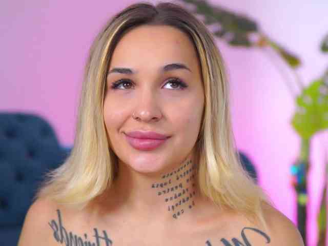 InkedBlondeLust webcam